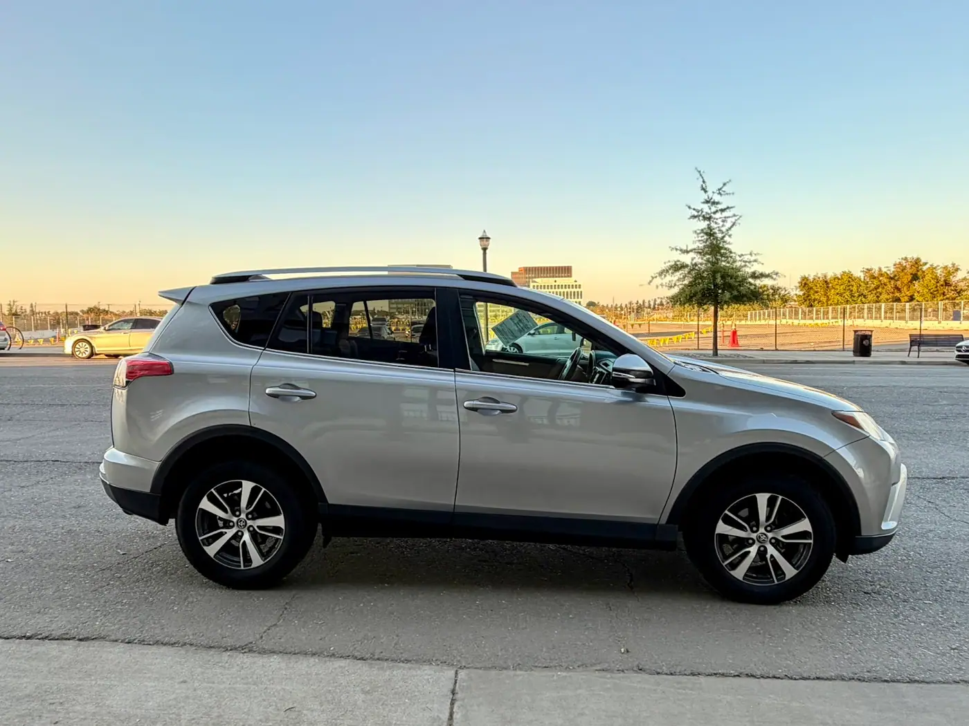 2016 Toyota RAV4 XLE for sale in Sacramento — photo 4